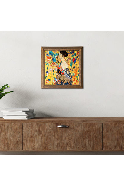 Gustav Klimt Yelpazeli Kadın Taş Duvar Tablosu - Ahşap Çerçeveli Taş Tablo - 25x25 cm - Dekoratif Duvar Sanatı - Modern Ev ve Ofis Duvar Dekoru -W1-275