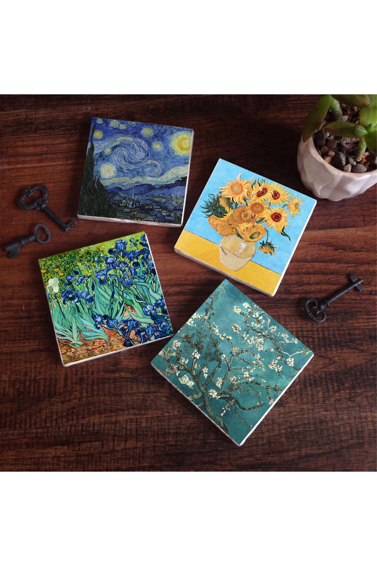 Pinecone Van Gogh On İki Ayçiçekli Vazo, İrisler, Yıldızlı Gece, Badem Ağacı Taş Bardak Altlığı Seti - 4 Parça - Dekoratif, Rustik Mutfak Aksesuarı, 10x10 cm, Kaydırmaz Tabanlı, Şık ve Dayanıklı SC179