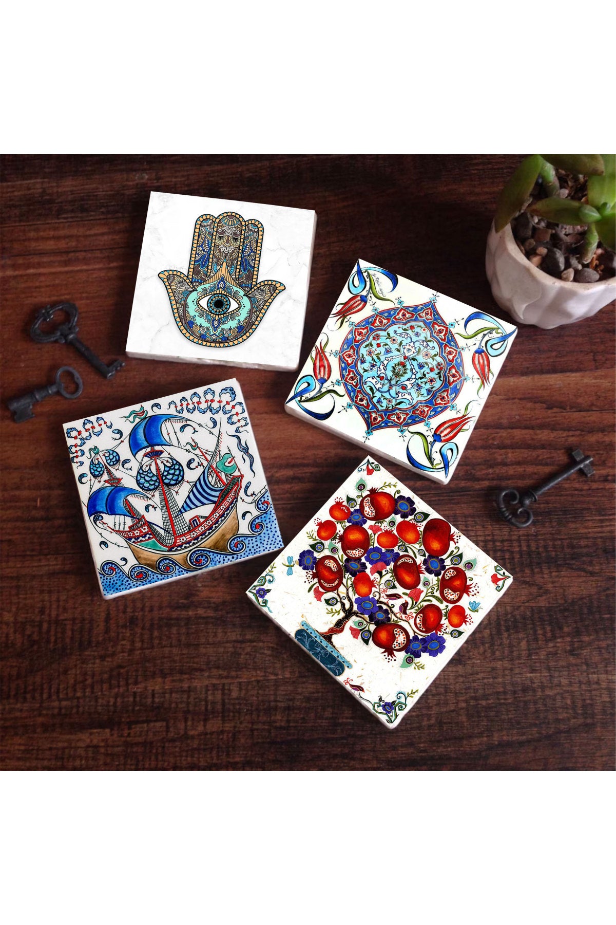 Pinecone Çini Sanatı, Yelkenli Gemi, Nar Ağacı, Fatma Ana Eli (Hamsa) Taş Bardak Altlığı Seti - 4 Parça - Dekoratif, Rustik Mutfak Aksesuarı, 10x10 cm, Kaydırmaz Tabanlı, Şık ve Dayanıklı SC201