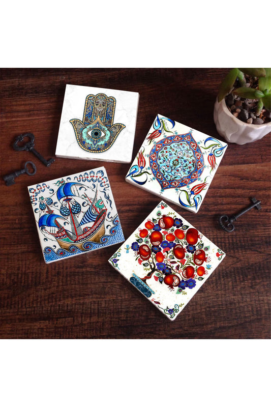 Pinecone Çini Sanatı, Yelkenli Gemi, Nar Ağacı, Fatma Ana Eli (Hamsa) Taş Bardak Altlığı Seti - 4 Parça - Dekoratif, Rustik Mutfak Aksesuarı, 10x10 cm, Kaydırmaz Tabanlı, Şık ve Dayanıklı SC201