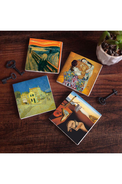 Pinecone Dalí Belleğin Azmi, Van Gogh Sarı Ev, Çığlık, Gustav Klimt Aile Kucaklama Taş Bardak Altlığı Seti - 4 Parça - Dekoratif, Rustik Mutfak Aksesuarı, 10x10 cm, Kaydırmaz TabanlıSC557