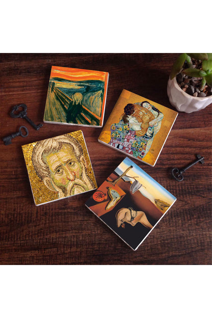 Pinecone Salvador Dalí Belleğin Azmi, Çığlık, Mozaik Serisi, Gustav Klimt Aile Kucaklama Taş Bardak Altlığı Seti - 4 Parça - Dekoratif, Rustik Mutfak Aksesuarı, 10x10 cm, Kaydırmaz TabanlıSC574