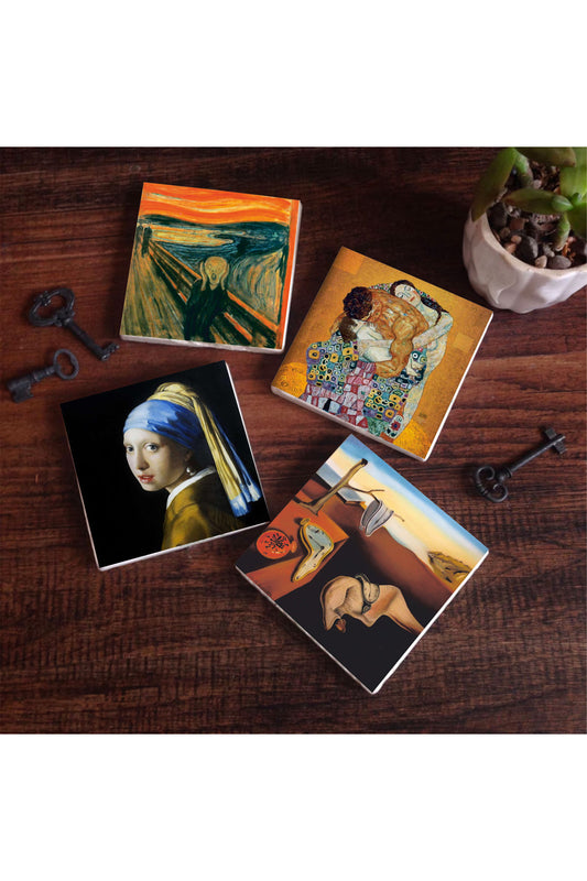 Pinecone Dalí Belleğin Azmi, Çığlık, İnci Küpeli Kız, Gustav Klimt Aile Kucaklama Taş Bardak Altlığı Seti - 4 Parça - Dekoratif, Rustik Mutfak Aksesuarı, 10x10 cm, Kaydırmaz TabanlıSC578