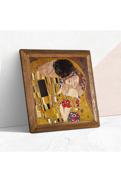 Gustav Klimt Öpücük Taş Duvar Tablosu - Ahşap Çerçeveli Taş Tablo - 25x25 cm - Dekoratif Duvar Sanatı - Modern Ev ve Ofis Duvar Dekoru -W1-25