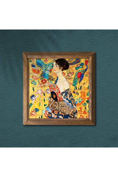Gustav Klimt Yelpazeli Kadın Taş Duvar Tablosu - Ahşap Çerçeveli Taş Tablo - 25x25 cm - Dekoratif Duvar Sanatı - Modern Ev ve Ofis Duvar Dekoru -W1-275