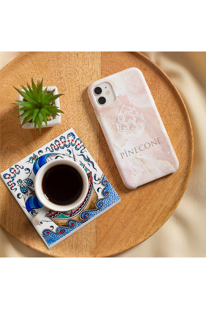 Pinecone Japon Sanatı, Fuji Dağı, Büyük Dalga, Çini Sanatı Yelkenli Gemi Taş Bardak Altlığı Seti - 4 Parça - Dekoratif, Rustik Mutfak Aksesuarı, 10x10 cm, Kaydırmaz Tabanlı, Şık ve Dayanıklı SC445