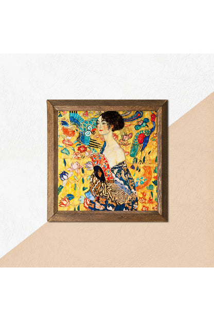 Gustav Klimt Yelpazeli Kadın Taş Duvar Tablosu - Ahşap Çerçeveli Taş Tablo - 25x25 cm - Dekoratif Duvar Sanatı - Modern Ev ve Ofis Duvar Dekoru -W1-275